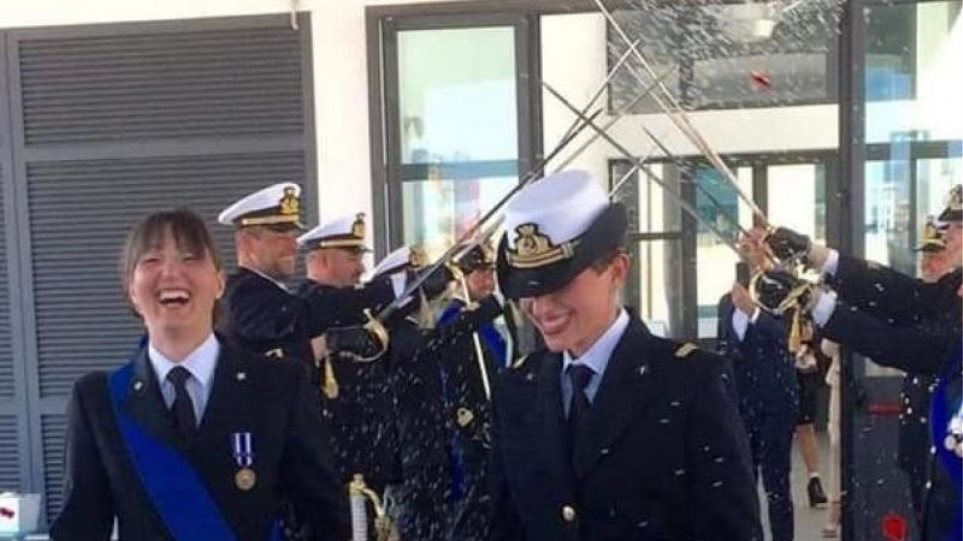 Γάμος μεταξύ δυο γυναικών αξιωματικών του πολεμικού ναυτικού - Φωτογραφία 1