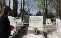 Λουλούδια στον τάφο του Αλέξη Ζορμπά στα Σκόπια άφησε η Μπέττυ Μπαζιάνα - Φωτογραφία 2