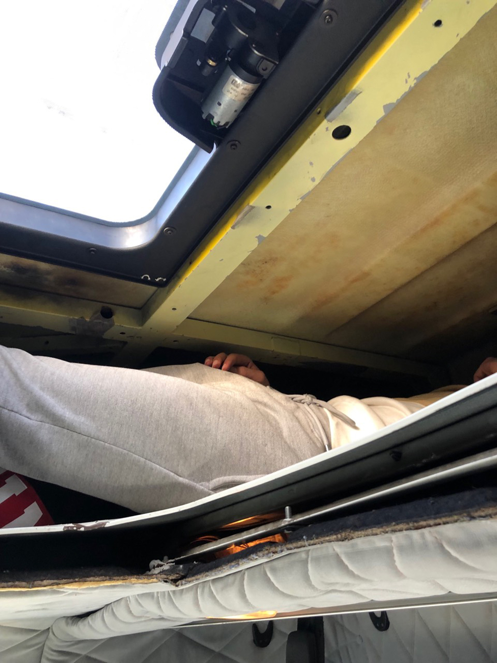 Λιμάνι Πάτρας: Έκρυβε έξι ανθρώπους στην οροφή της νταλίκας! (pics) - Φωτογραφία 2