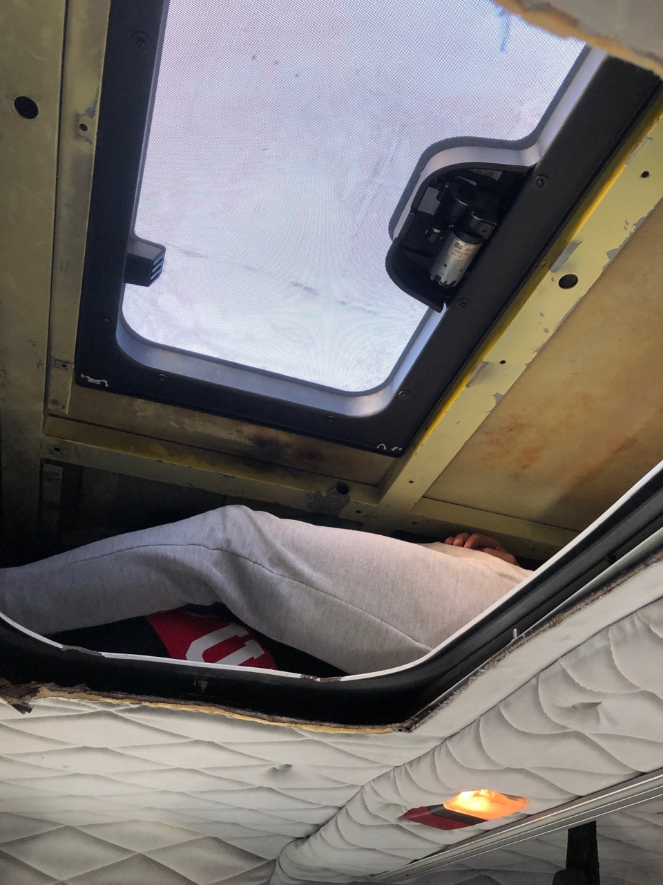 Λιμάνι Πάτρας: Έκρυβε έξι ανθρώπους στην οροφή της νταλίκας! (pics) - Φωτογραφία 6