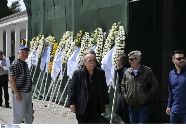 Το τελευταίο αντίο στον Βασίλη Λυριτζή (εικόνες) - Φωτογραφία 3