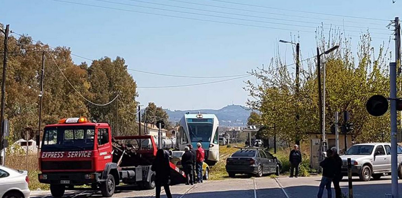 Οδηγοί για Όσκαρ: Πάρκαραν πάνω στις ράγες και διέκοψαν τα δρομολόγια του τρένου - Φωτογραφία 2