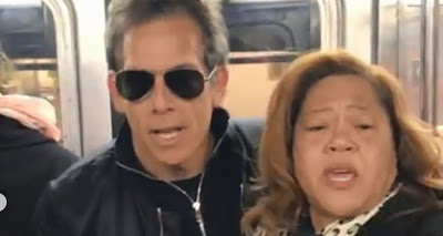 Πώς αντιδρά μια γυναίκα στη θέα ενός σταρ του Χόλιγουντ στο μετρό; Το βίντεο που έγινε viral με τον Μπεν Στίλερ - Φωτογραφία 1