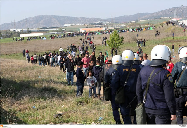 Επεισόδια, πετροπόλεμος και χημικά... - Φωτογραφία 2