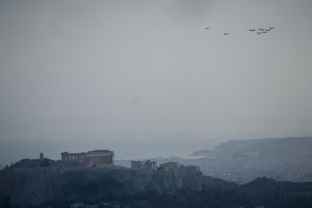Ηνίοχος 2019: Εντυπωσιακές εικόνες από τις πτήσεις μαχητικών πάνω από την Ακρόπολη - Φωτογραφία 1
