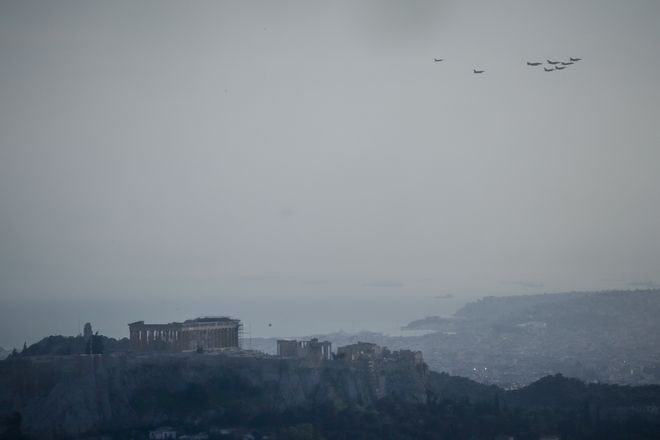 Ηνίοχος 2019: Εντυπωσιακές εικόνες από τις πτήσεις μαχητικών πάνω από την Ακρόπολη - Φωτογραφία 2