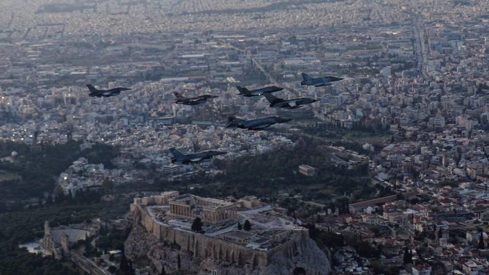 Βίντεο: Μαχητικά της άσκησης «Ηνίοχος» πέταξαν πάνω από την Ακρόπολη - Φωτογραφία 1