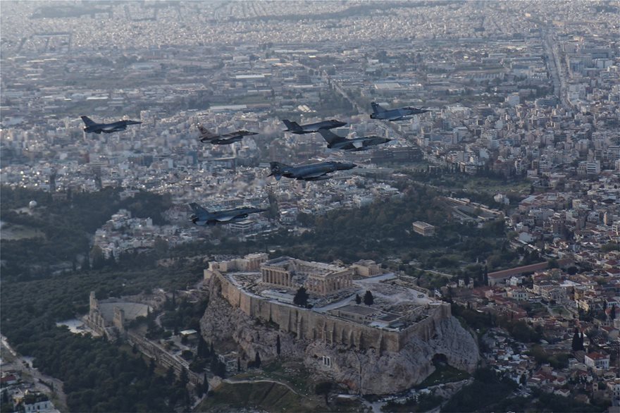 Βίντεο: Μαχητικά της άσκησης «Ηνίοχος» πέταξαν πάνω από την Ακρόπολη - Φωτογραφία 5