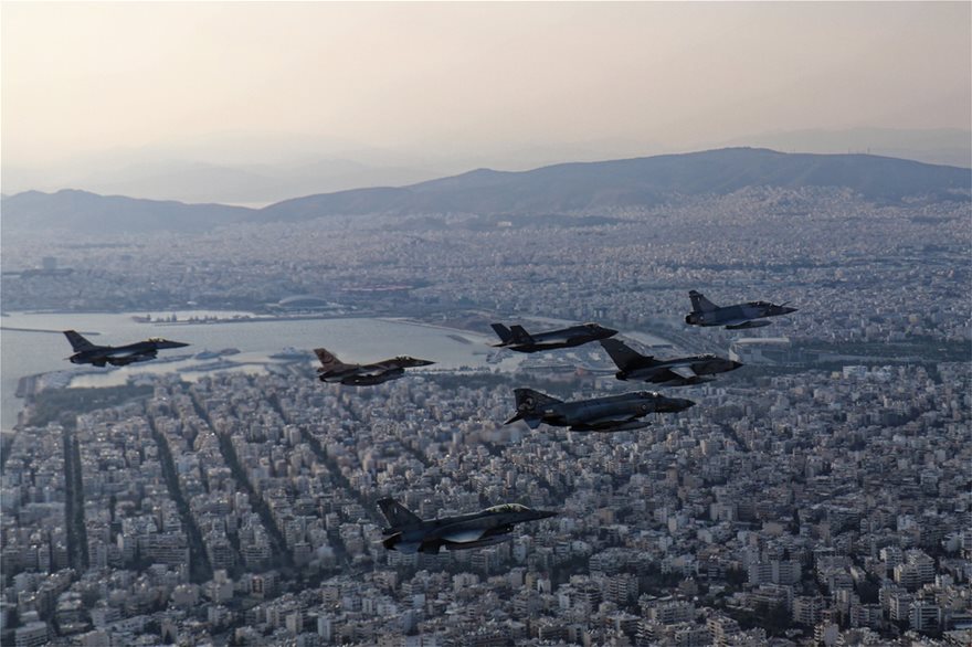 Βίντεο: Μαχητικά της άσκησης «Ηνίοχος» πέταξαν πάνω από την Ακρόπολη - Φωτογραφία 6