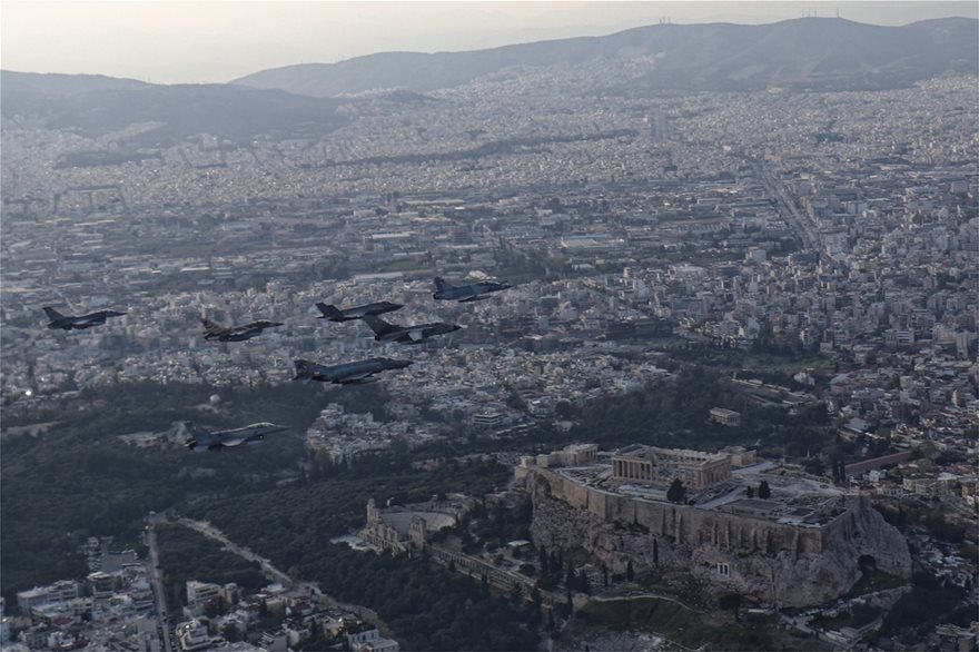 Βίντεο: Μαχητικά της άσκησης «Ηνίοχος» πέταξαν πάνω από την Ακρόπολη - Φωτογραφία 7