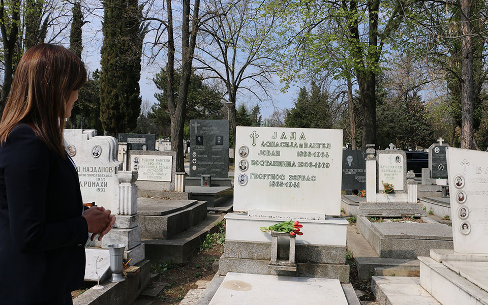 Λουλούδια στον τάφο του Αλέξη Ζορμπά στα Σκόπια άφησε η Μπέττυ Μπαζιάνα (φωτογραφίες) - Φωτογραφία 5