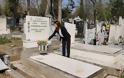 Λουλούδια στον τάφο του Αλέξη Ζορμπά στα Σκόπια άφησε η Μπέττυ Μπαζιάνα (φωτογραφίες)