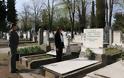 Λουλούδια στον τάφο του Αλέξη Ζορμπά στα Σκόπια άφησε η Μπέττυ Μπαζιάνα (φωτογραφίες) - Φωτογραφία 4