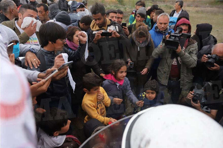 Νέα επεισόδια στα Διαβατά: Συγκρούσεις ανάμεσα σε πρόσφυγες και ΜΑΤ - Φωτογραφία 10