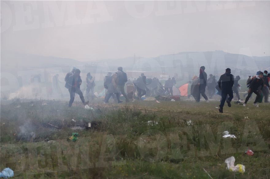 Νέα επεισόδια στα Διαβατά: Συγκρούσεις ανάμεσα σε πρόσφυγες και ΜΑΤ - Φωτογραφία 11