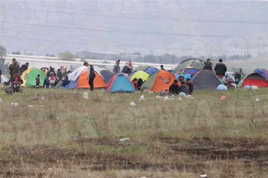 Νέα επεισόδια στα Διαβατά: Συγκρούσεις ανάμεσα σε πρόσφυγες και ΜΑΤ - Φωτογραφία 12