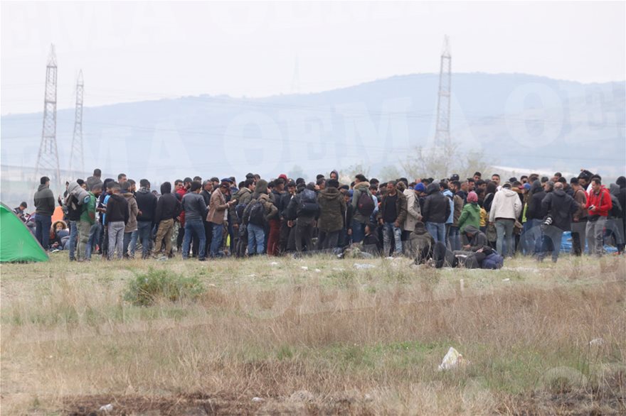 Νέα επεισόδια στα Διαβατά: Συγκρούσεις ανάμεσα σε πρόσφυγες και ΜΑΤ - Φωτογραφία 13