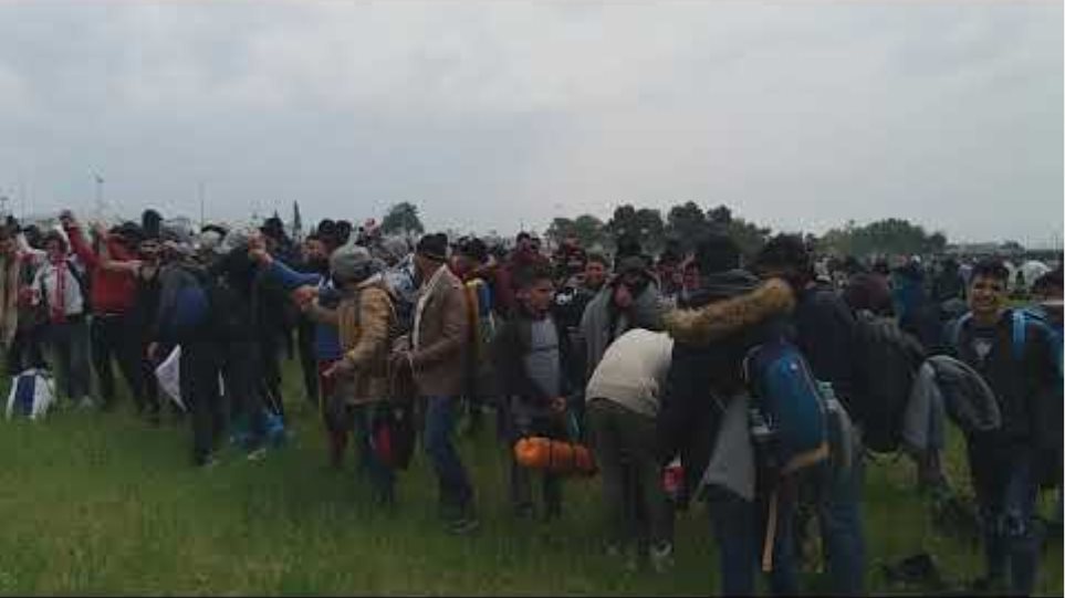 Νέα επεισόδια στα Διαβατά: Συγκρούσεις ανάμεσα σε πρόσφυγες και ΜΑΤ - Φωτογραφία 6