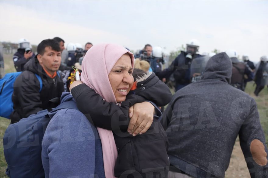 Νέα επεισόδια στα Διαβατά: Συγκρούσεις ανάμεσα σε πρόσφυγες και ΜΑΤ - Φωτογραφία 8