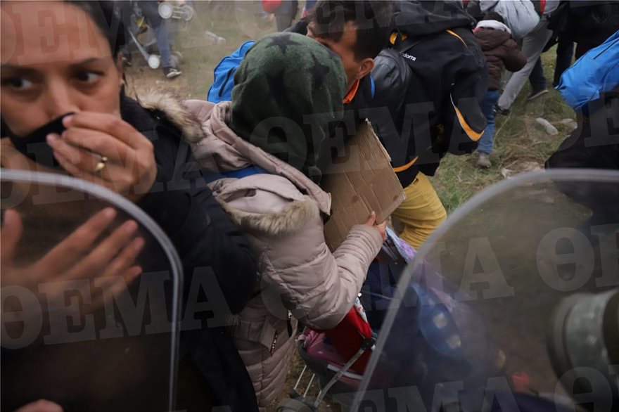 Νέα επεισόδια στα Διαβατά: Συγκρούσεις ανάμεσα σε πρόσφυγες και ΜΑΤ - Φωτογραφία 9