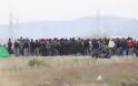 Νέα επεισόδια στα Διαβατά: Συγκρούσεις ανάμεσα σε πρόσφυγες και ΜΑΤ - Φωτογραφία 13