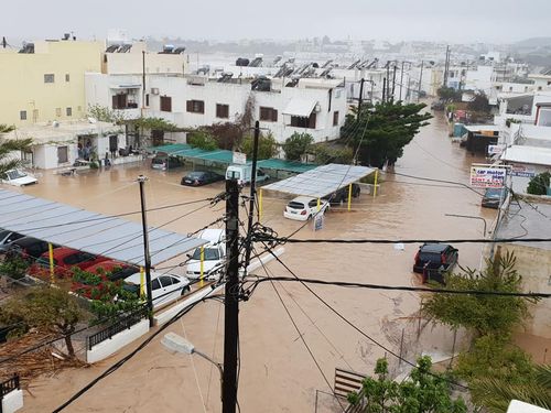 Κρήτη: Απεγκλωβίστηκαν 11 πολίτες από τα ορμητικά νερά... - Φωτογραφία 1