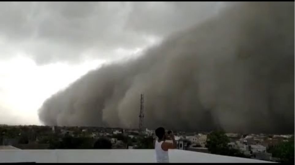 Αμμοθύελλα «καταπίνει» πόλη - Φωτογραφία 2