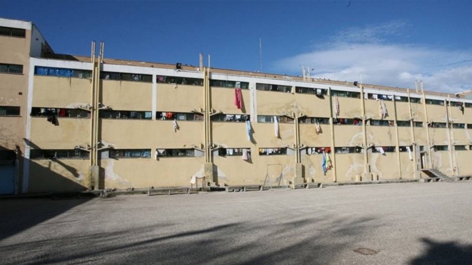 «Πόλεμος» στις φυλακές Αυλώνα: Πετροπόλεμος και καυτά λάδια μεταξύ κρατουμένων - Φωτογραφία 1