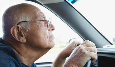 «Χαράτσι» για τους ηλικιωμένους οδηγούς που θέλουν να ανανεώσουν το δίπλωμα - Φωτογραφία 1