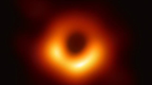 Αυτή είναι η πρώτη φωτογραφία μαύρης τρύπας... - Φωτογραφία 1