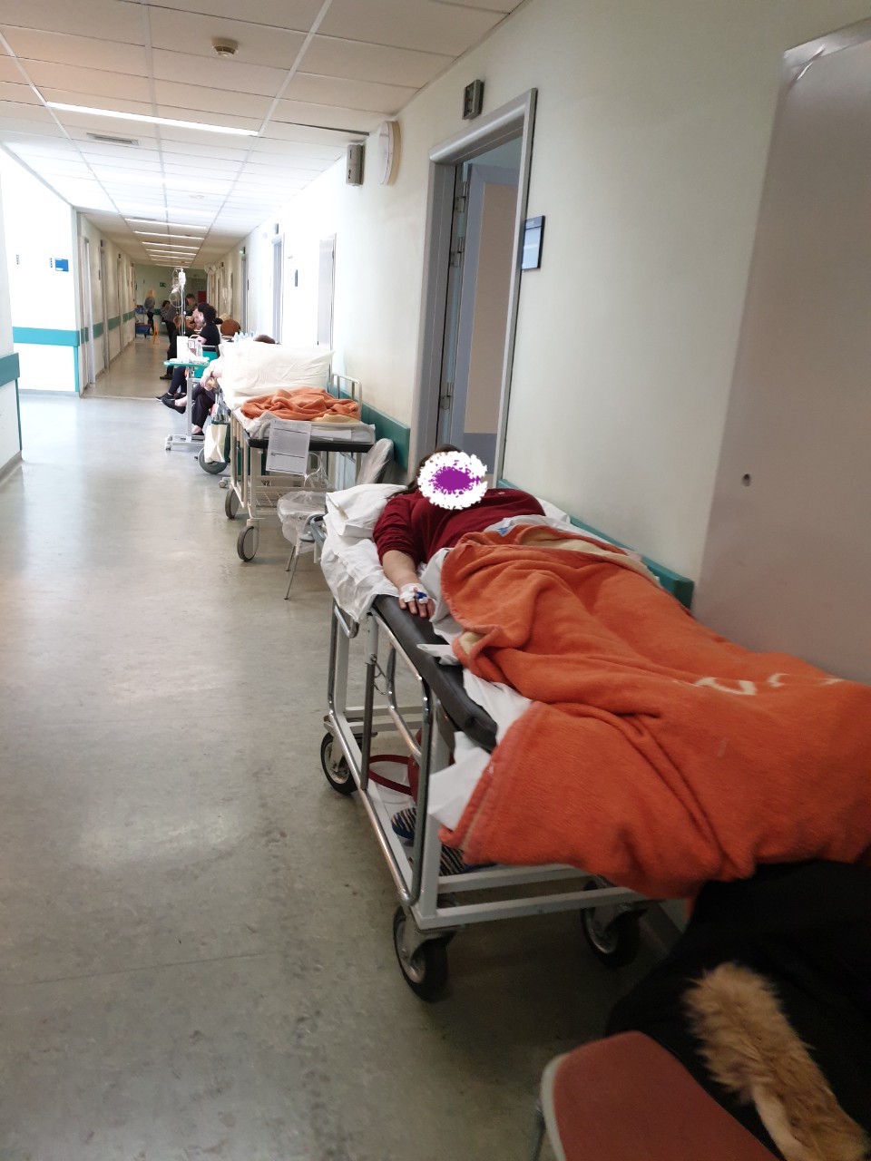 Νοσοκομείο «Αττικόν» ΤΩΡΑ – Ράντζα παντού μετά την εφημερία! - Φωτογραφία 2
