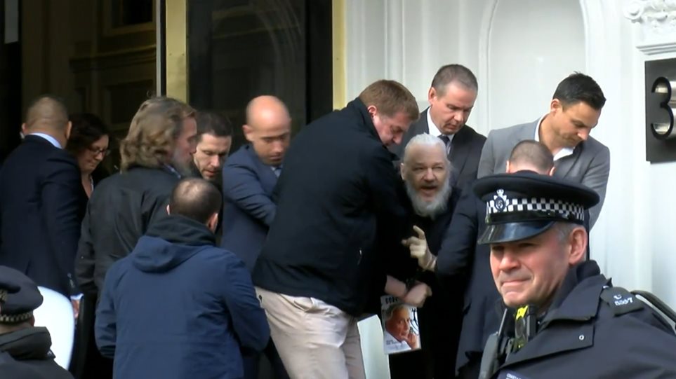 Συνελήφθη ο Ασάνζ στη Βρετανία - Τον έβγαλαν σηκωτό από την πρεσβεία του Ισημερινού! - Φωτογραφία 1