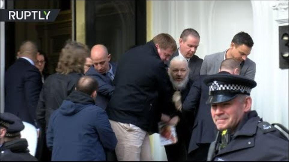 Συνελήφθη ο Ασάνζ στη Βρετανία - Τον έβγαλαν σηκωτό από την πρεσβεία του Ισημερινού! - Φωτογραφία 2