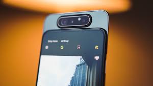 Η Samsung κυκλοφόρησε ένα smartphone με μια συρόμενη κάμερα selfie - Φωτογραφία 1