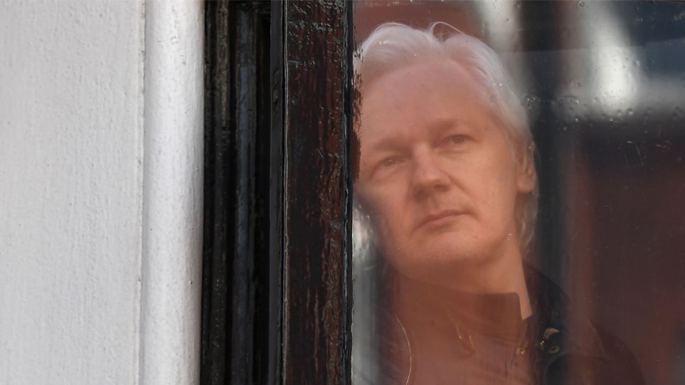Τζούλιαν Ασάνζ: Τα δύσκολα παιδικά χρόνια, τα Wikileaks, το διεθνές κυνηγητό και η σύλληψη στο Λονδίνο - Φωτογραφία 1
