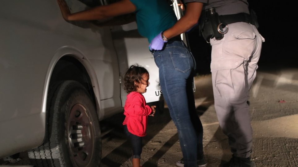 «Φωτογραφία της χρονιάς» η μικρή Γιανέλα που κλαίει στα αμερικανικά σύνορα - Φωτογραφία 1