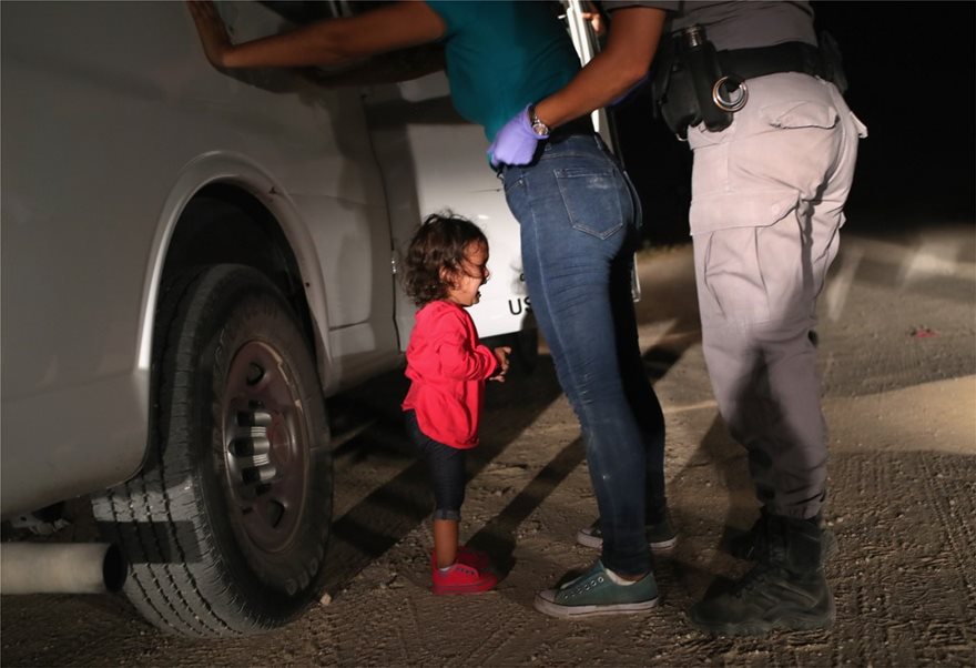 «Φωτογραφία της χρονιάς» η μικρή Γιανέλα που κλαίει στα αμερικανικά σύνορα - Φωτογραφία 2