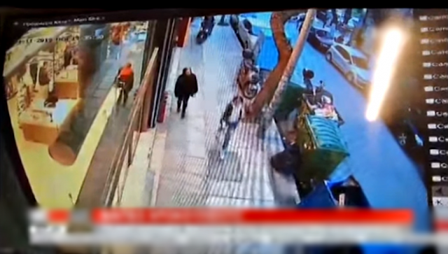 Θεσσαλονίκη: Χειροπέδες σε δύο άνδρες που προσπάθησαν να κλέψουν τσάντα γυναίκας (ΒΙΝΤΕΟ) - Φωτογραφία 1