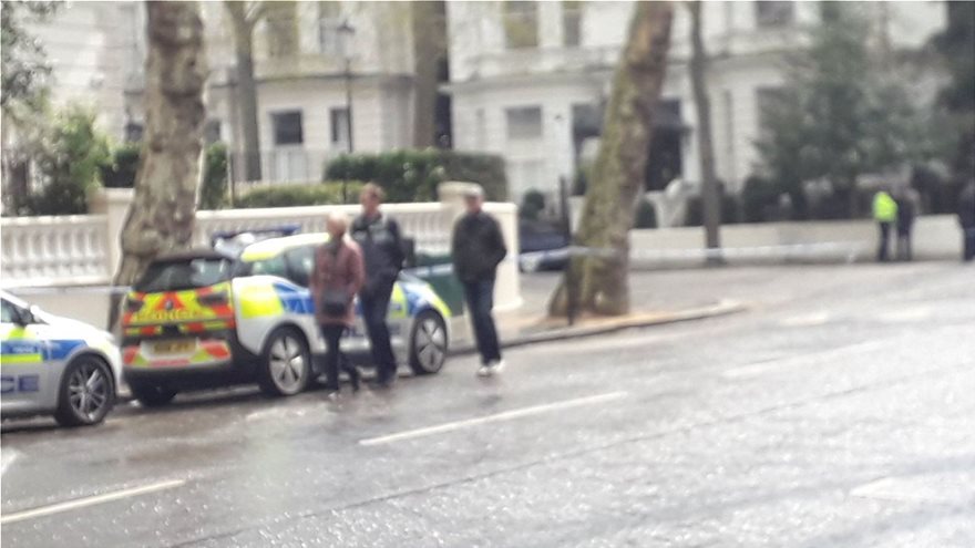 Λονδίνο: Αυτοκίνητο εμβόλισε σκόπιμα το όχημα της Ουκρανής πρέσβειρας - Φωτογραφία 3
