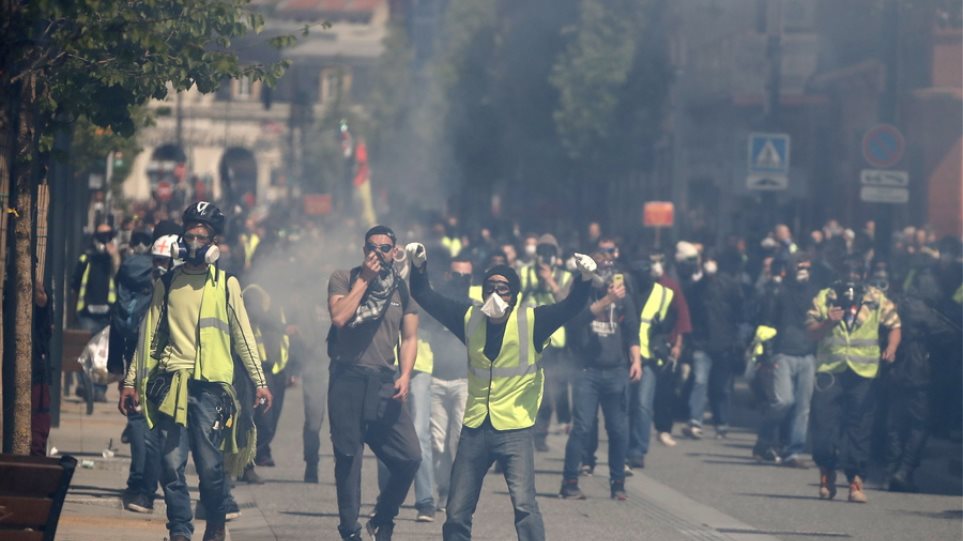 Συγκρούσεις των κίτρινων γιλέκων με την αστυνομία - 50 συλλήψεις σε Τουλούζη και Παρίσι - Φωτογραφία 1
