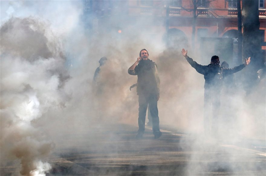 Συγκρούσεις των κίτρινων γιλέκων με την αστυνομία - 50 συλλήψεις σε Τουλούζη και Παρίσι - Φωτογραφία 5