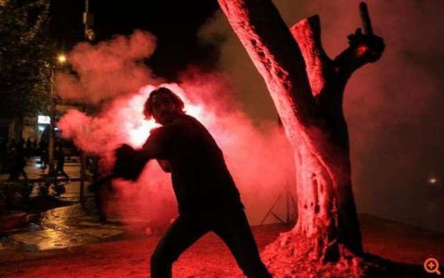 Σφοδρές συγκρούσεις διαδηλωτών με αστυνομικούς στα Τίρανα - Φωτογραφία 1