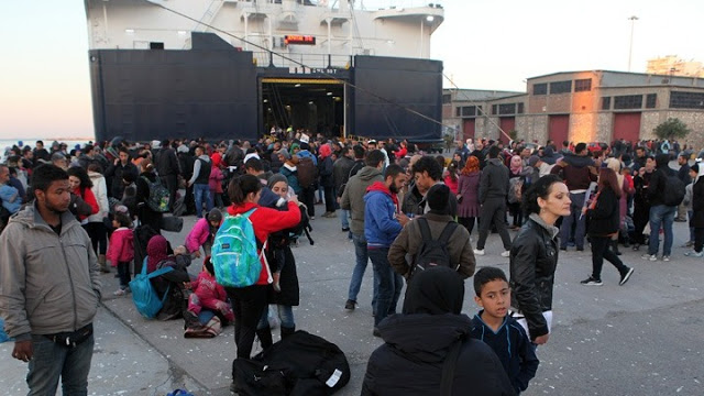 Μεταφορά 500 προσφύγων στον Πειραιά... - Φωτογραφία 1