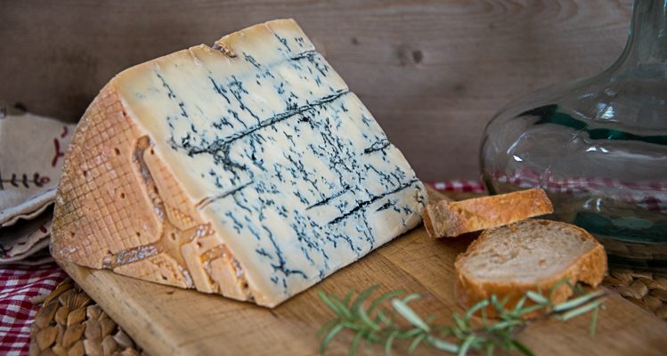 Πώς παράγεται το διάσημο ιταλικό τυρί γκοργκοντζόλα; - Φωτογραφία 1