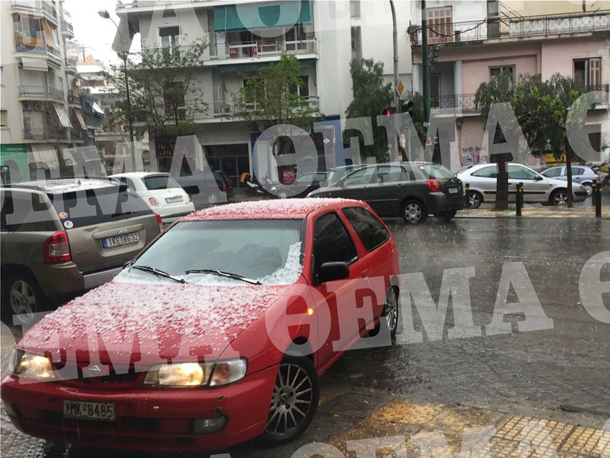 Έντονο χαλάζι στο κέντρο της Αθήνας - Απίστευτες εικόνες - Φωτογραφία 9