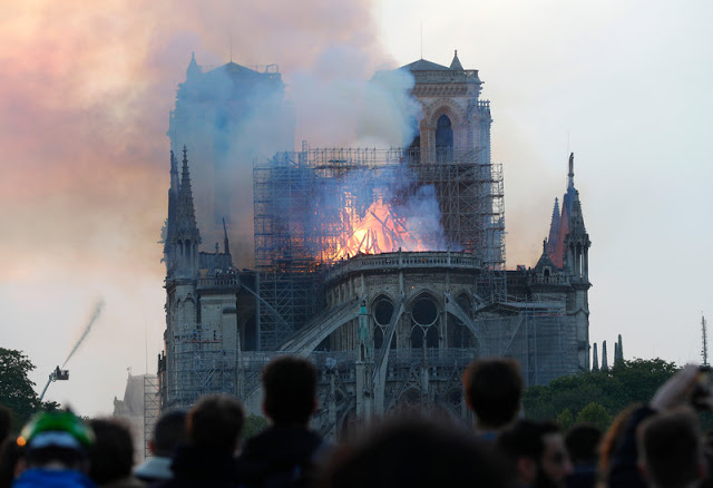 Παγκόσμια θλίψη: Βίντεο-σοκ από τη φωτιά στην Παναγία των Παρισίων: Η στιγμή που καταρρέει το κωδωνοστάσιο - Φωτογραφία 1