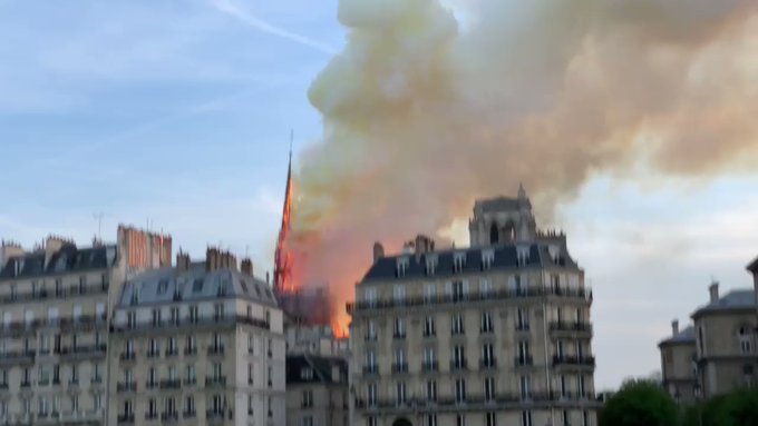 Παγκόσμια θλίψη: Βίντεο-σοκ από τη φωτιά στην Παναγία των Παρισίων: Η στιγμή που καταρρέει το κωδωνοστάσιο - Φωτογραφία 2