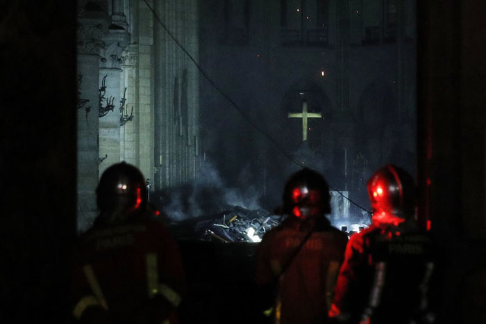 Τεράστια καταστροφήαπό τη φωτιά στην Παναγία των Παρισίων - Φωτογραφία 2
