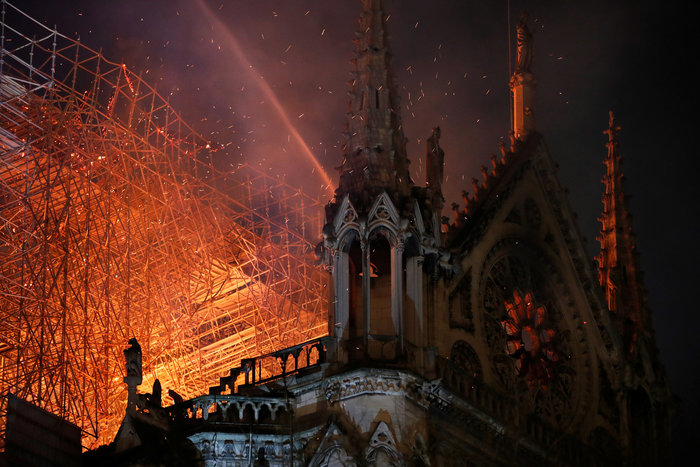 Τεράστια καταστροφήαπό τη φωτιά στην Παναγία των Παρισίων - Φωτογραφία 5
