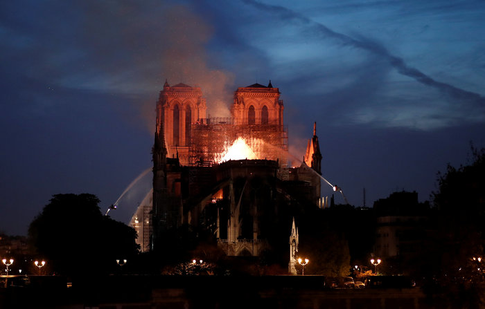 Τεράστια καταστροφήαπό τη φωτιά στην Παναγία των Παρισίων - Φωτογραφία 6
